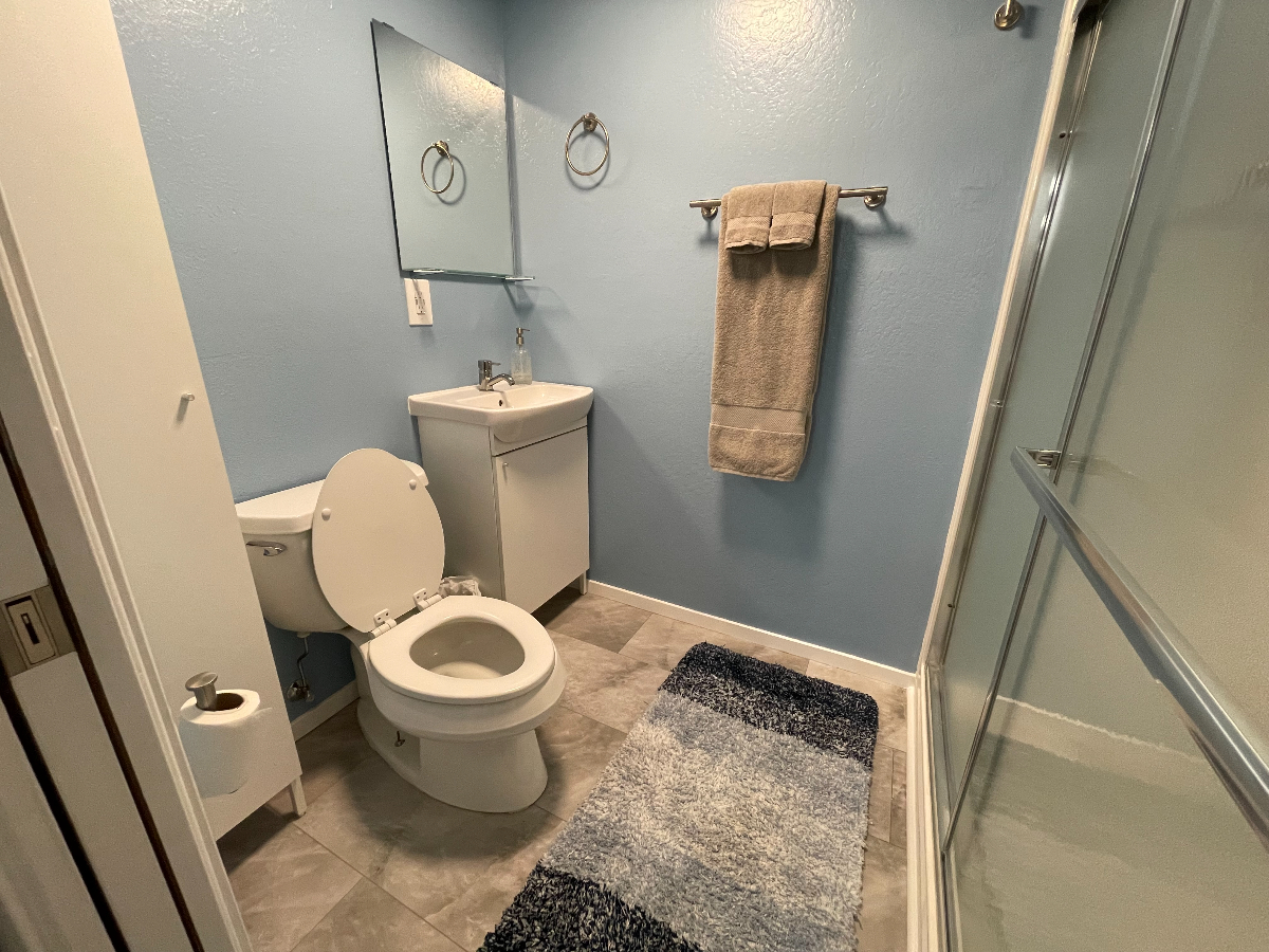 Pet friendly 1 BR in law unit - Photo 2