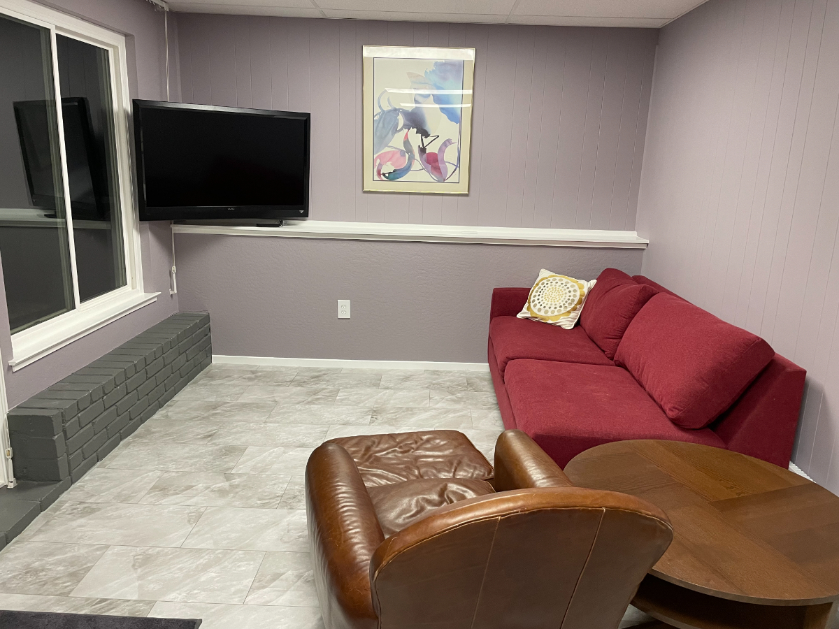 Pet friendly 1 BR in law unit - Photo 4