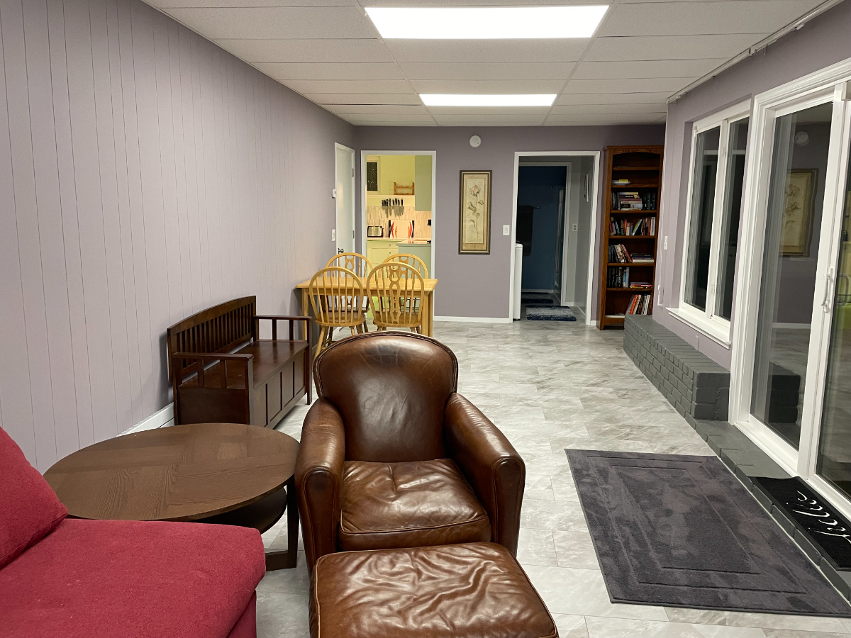 Pet friendly 1 BR in law unit - Photo 5