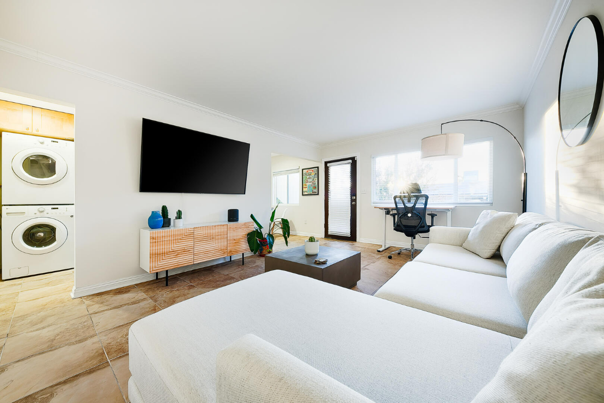 Beach Breeze Getaway 1BD/1BTH in Pacific Beach with 2 Patios and Washer/Dryer, 1 Block to Beach and Restaurants - Photo 2