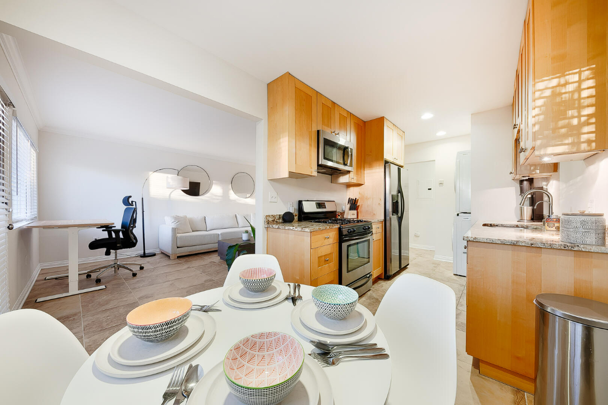 Beach Breeze Getaway 1BD/1BTH in Pacific Beach with 2 Patios and Washer/Dryer, 1 Block to Beach and Restaurants - Photo 4