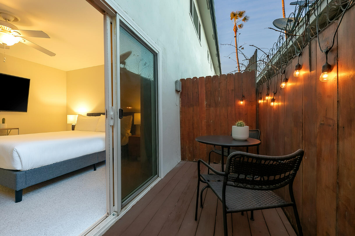 Beach Breeze Getaway 1BD/1BTH in Pacific Beach with 2 Patios and Washer/Dryer, 1 Block to Beach and Restaurants - Photo 6