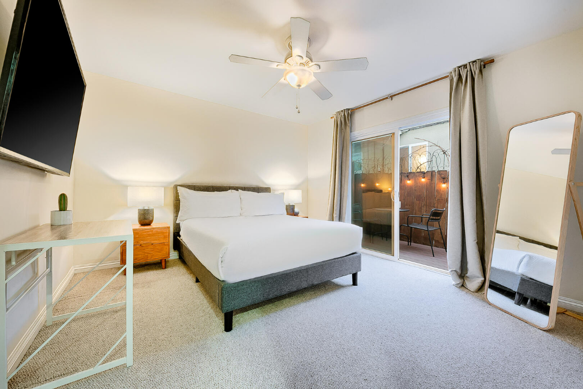 Beach Breeze Getaway 1BD/1BTH in Pacific Beach with 2 Patios and Washer/Dryer, 1 Block to Beach and Restaurants - Photo 3