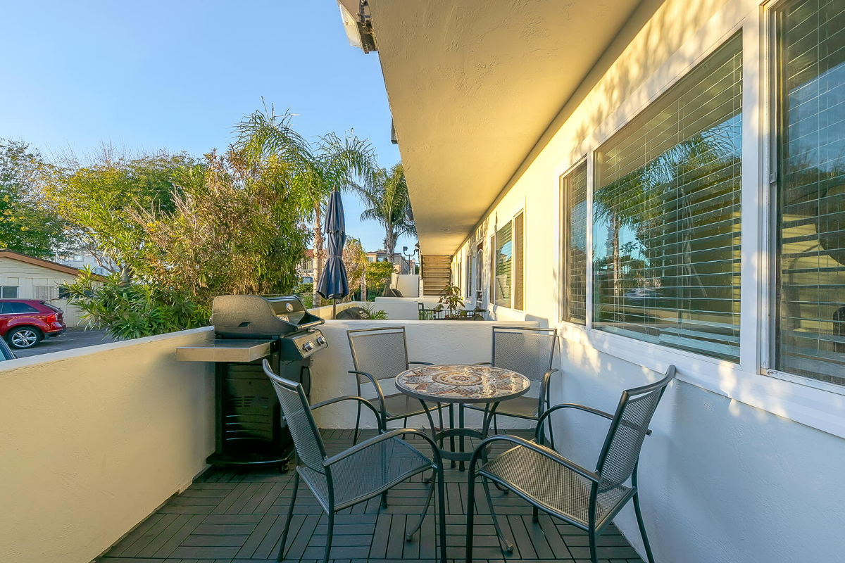 Beach Breeze Getaway 1BD/1BTH in Pacific Beach with 2 Patios and Washer/Dryer, 1 Block to Beach and Restaurants - Photo 5