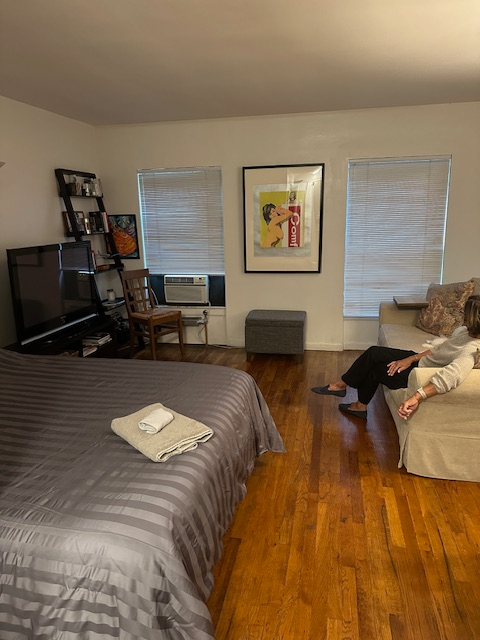 Cozy studio in a brownstown - Photo 3