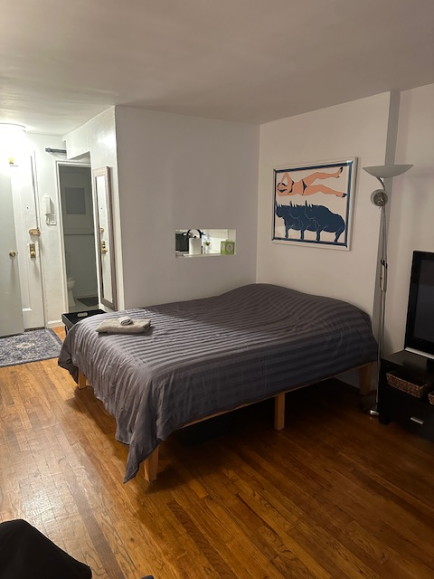 Cozy studio in a brownstown - Photo 5