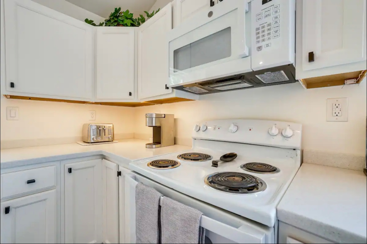 Large Apartment close to everything - Secluded & Quiet - Photo 3