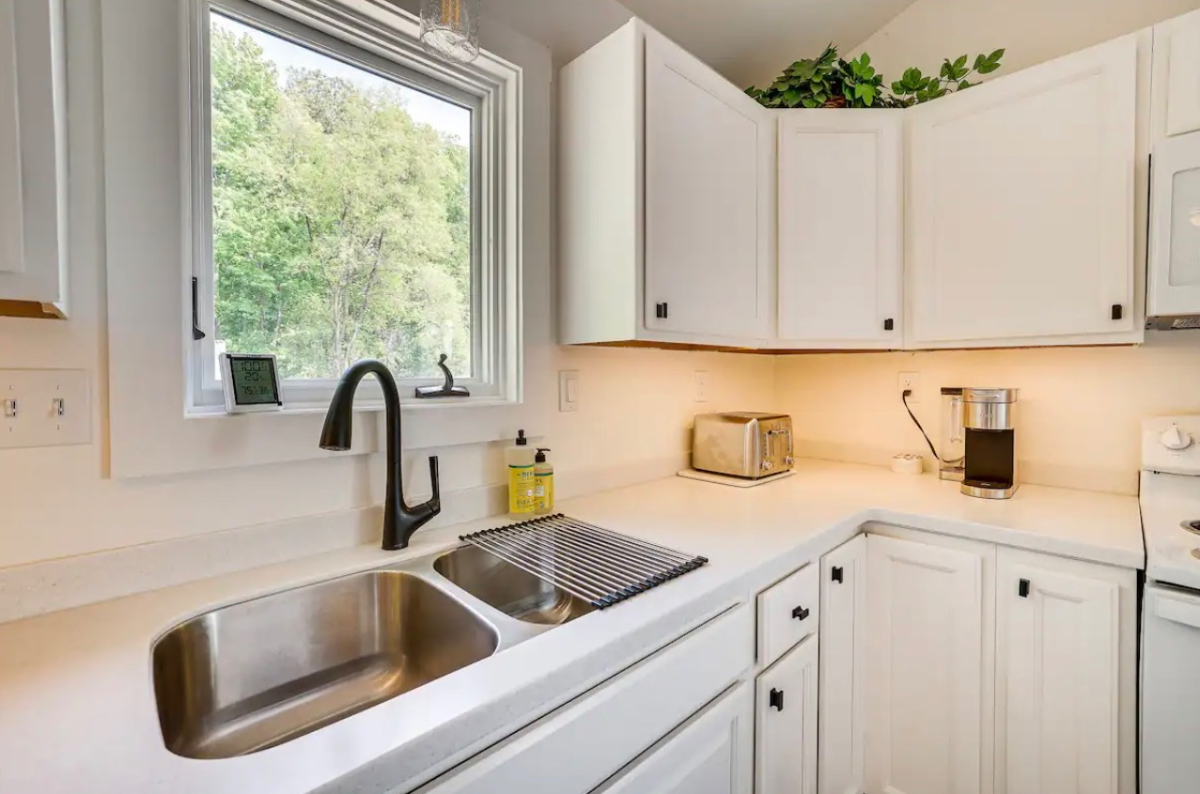 Large Apartment close to everything - Secluded & Quiet - Photo 5
