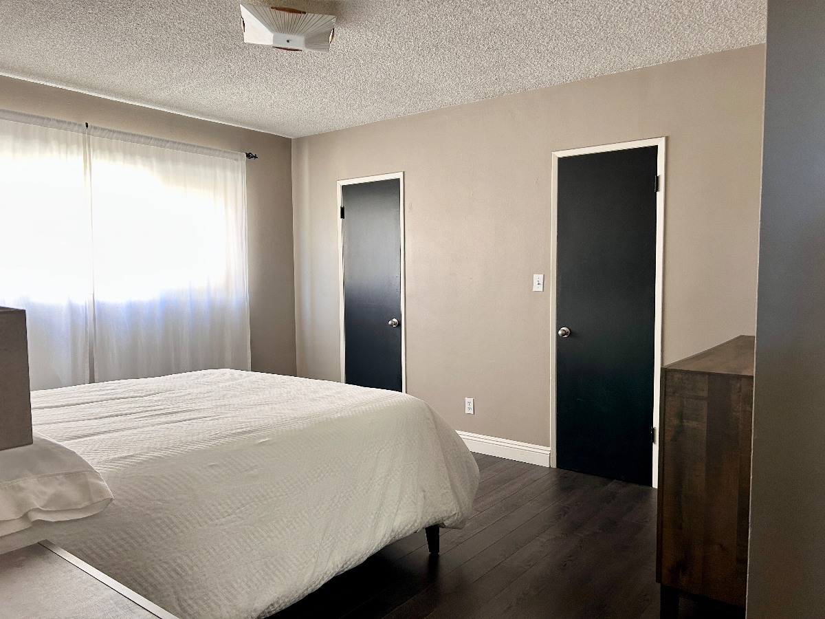 Private Primary Bedroom near Cedars Sinai, Beverly Center, and The Grove. - Photo 5