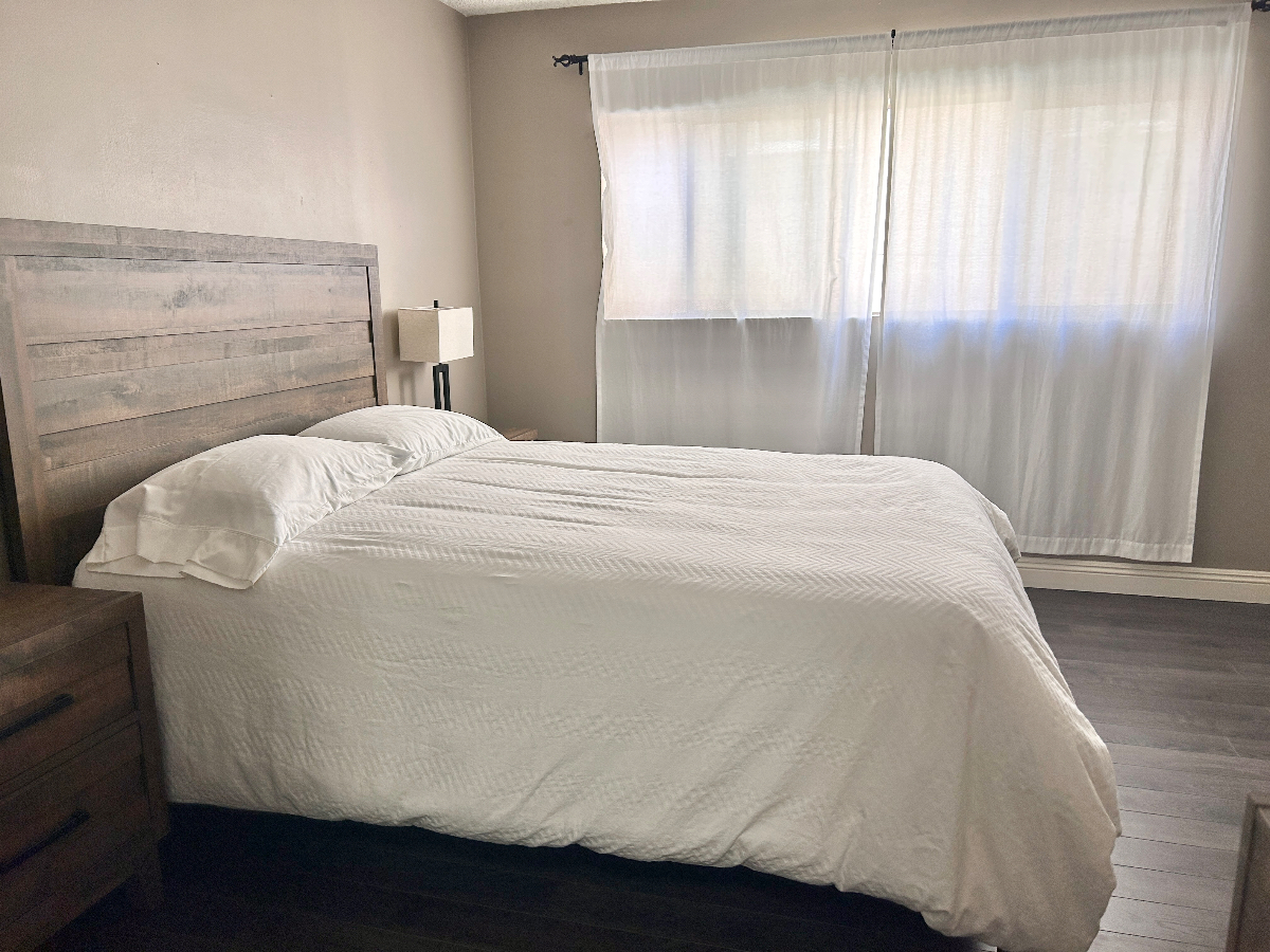 Private Primary Bedroom near Cedars Sinai, Beverly Center, and The Grove. - Photo 2