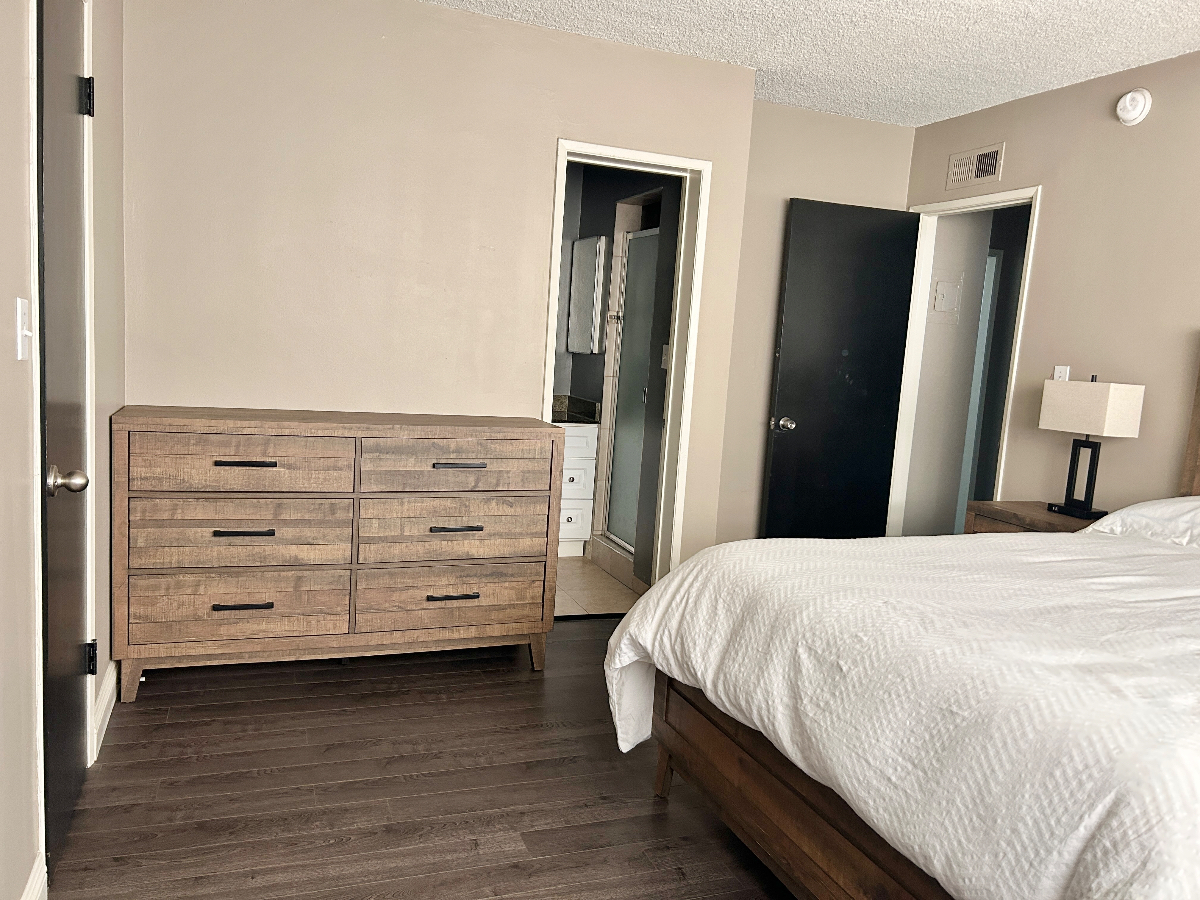 Private Primary Bedroom near Cedars Sinai, Beverly Center, and The Grove. - Photo 4