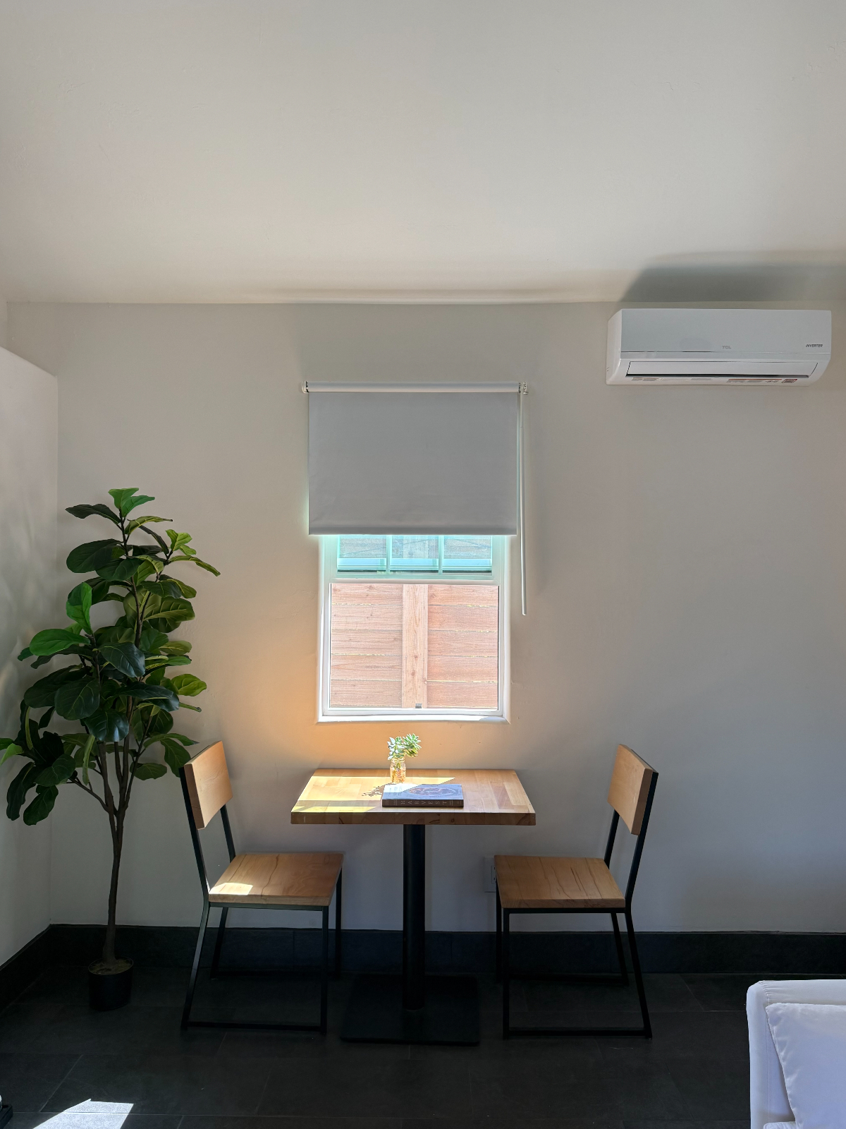 Exceptional Detached Unit, Fully Furnished with a Full Kitchen - Ideal Location Near Ventura Hospital, Shopping Centers, and Freeway... - Photo 6