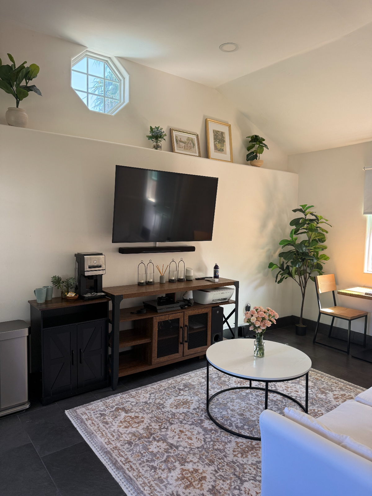 Exceptional Detached Unit, Fully Furnished with a Full Kitchen - Ideal Location Near Ventura Hospital, Shopping Centers, and Freeway... - Photo 2