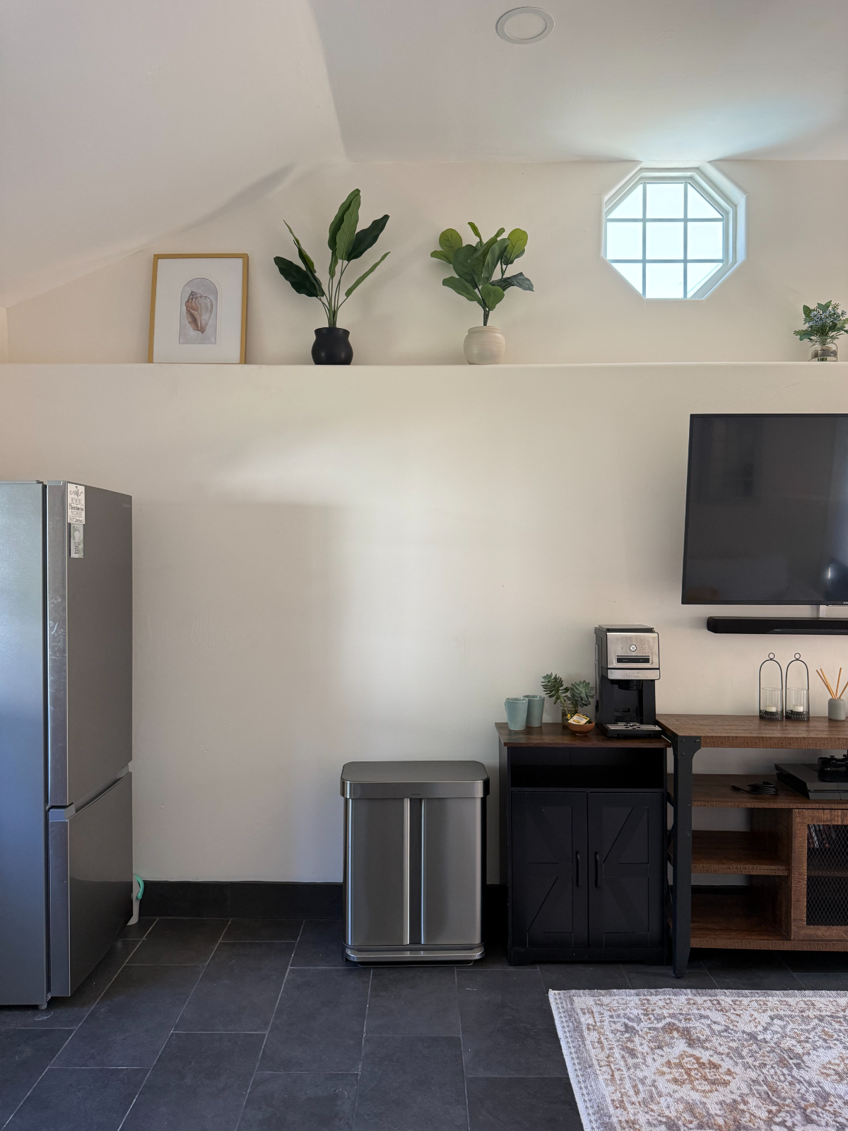 Exceptional Detached Unit, Fully Furnished with a Full Kitchen - Ideal Location Near Ventura Hospital, Shopping Centers, and Freeway... - Photo 5