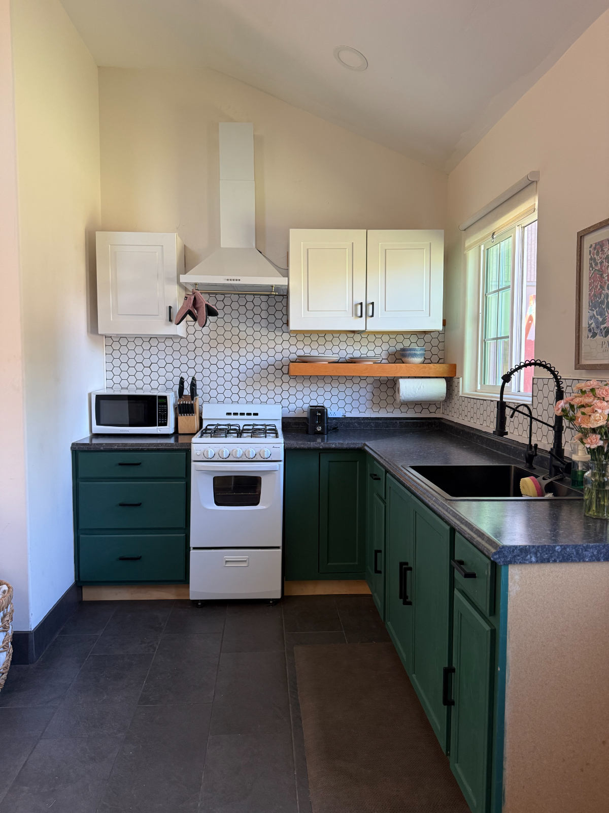 Exceptional Detached Unit, Fully Furnished with a Full Kitchen - Ideal Location Near Ventura Hospital, Shopping Centers, and Freeway... - Photo 3