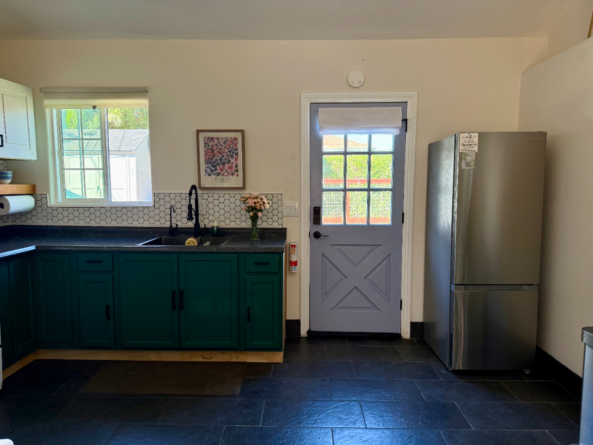 Exceptional Detached Unit, Fully Furnished with a Full Kitchen - Ideal Location Near Ventura Hospital, Shopping Centers, and Freeway... - Photo 4