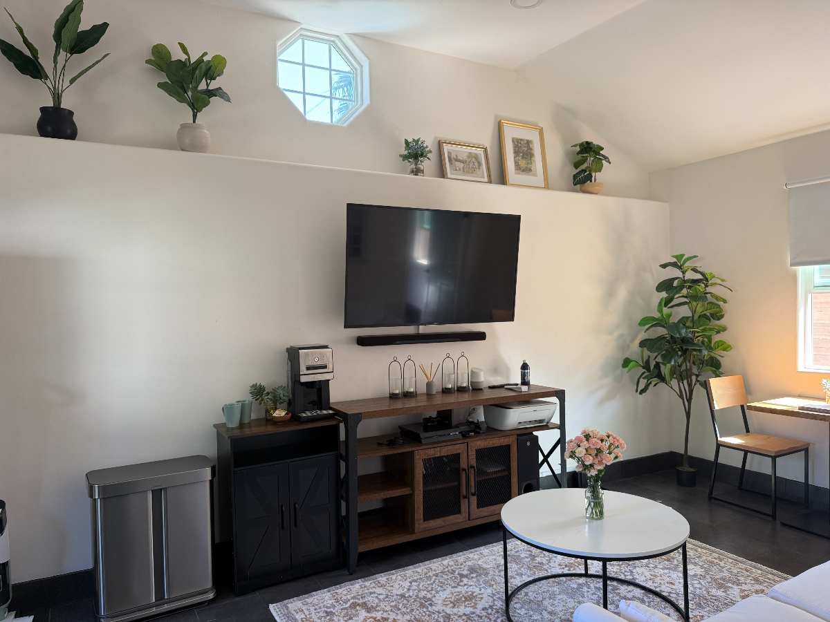 Exceptional Detached Unit, Fully Furnished with a Full Kitchen - Ideal Location Near Ventura Hospital, Shopping Centers, and Freeway... - Photo 1