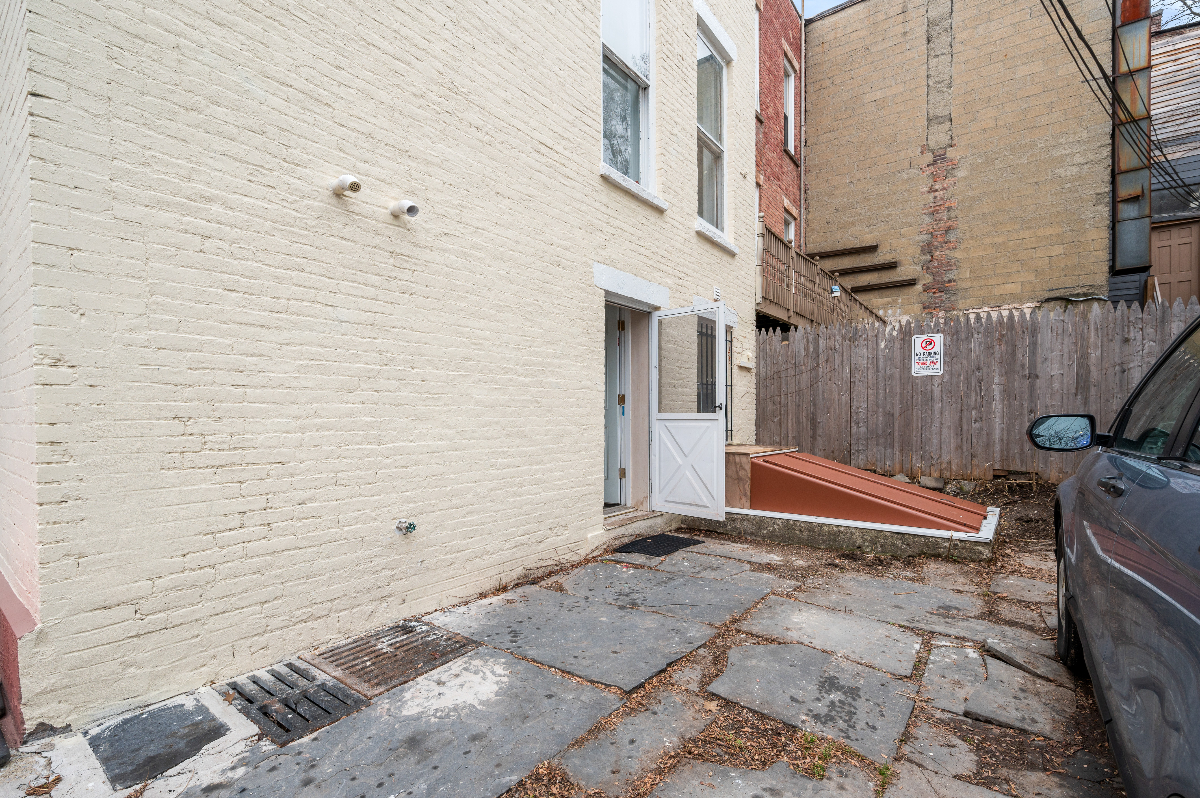 1 bedroom Apt w/ Parking in Center Square close to Albany Med and Washington Park - Photo 4