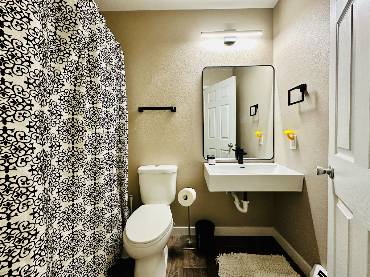 Spacious and convenient apartment close to Banner Health - Photo 4