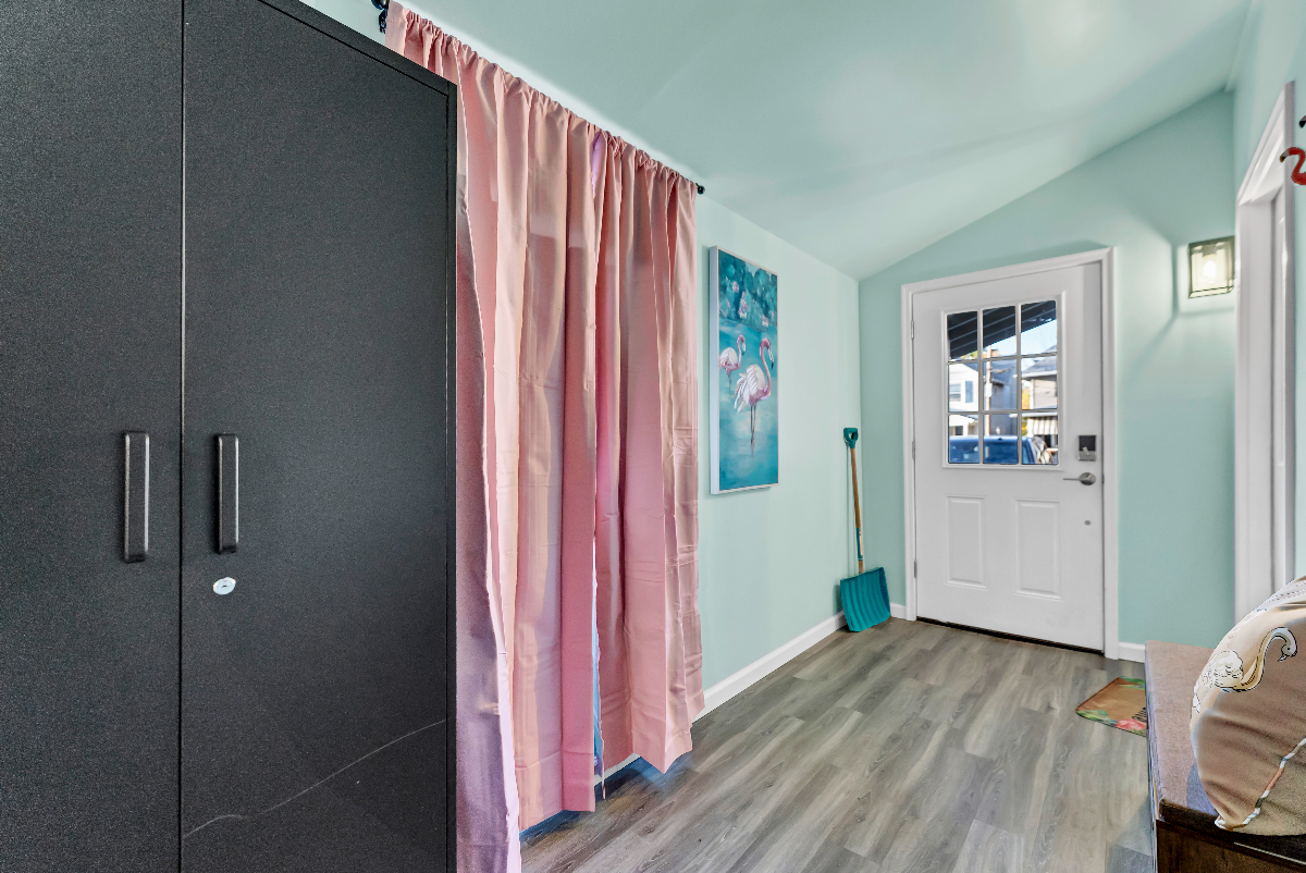 Unique 'Shark-house' 1 bed property with off street parking - Photo 2