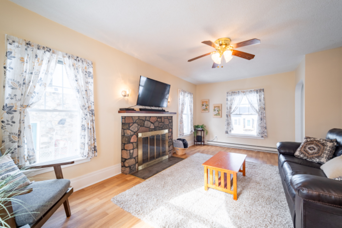 Downtown Cozy 3 Bed 2 Bath - Photo 8