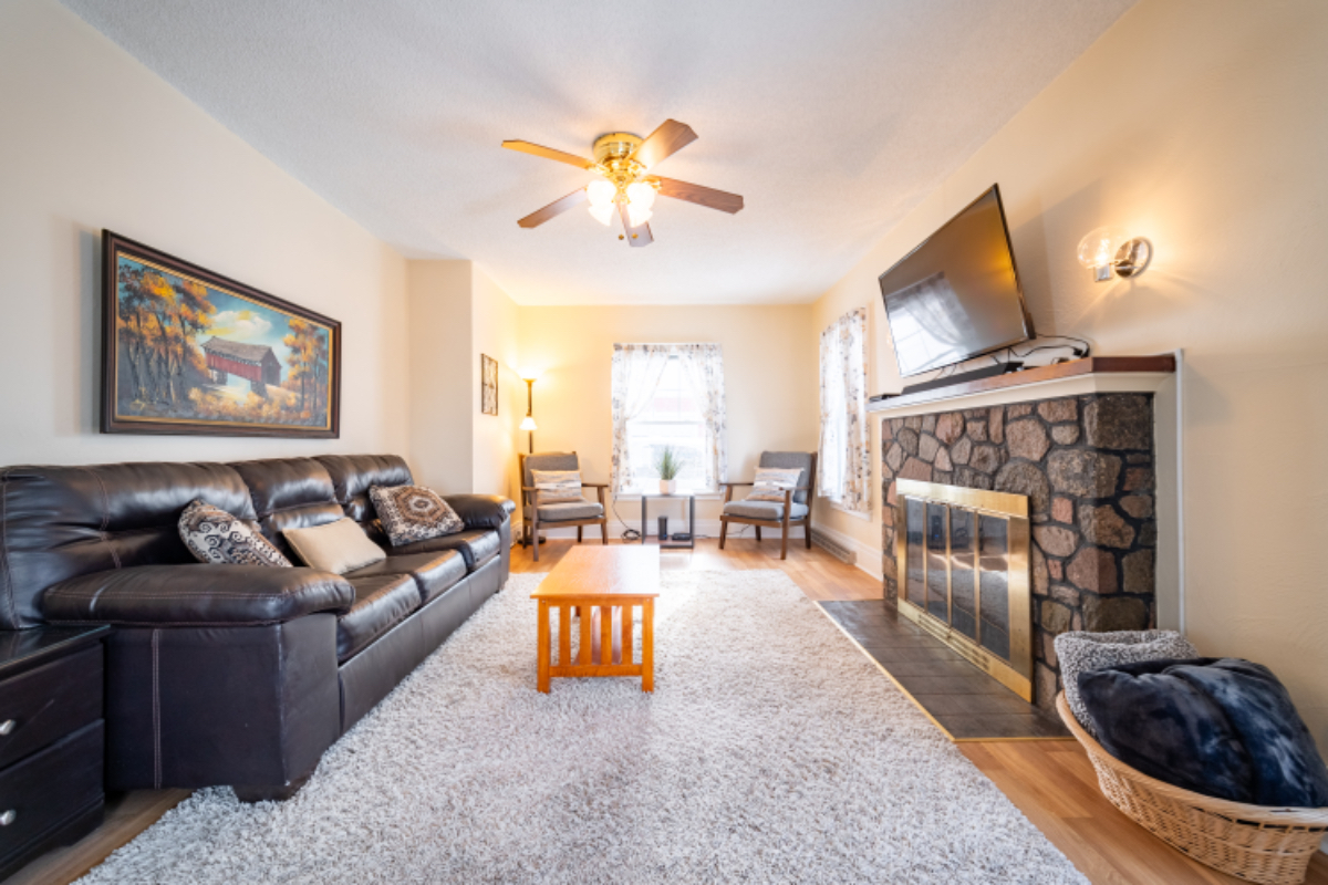 Downtown Cozy 3 Bed 2 Bath - Photo 7