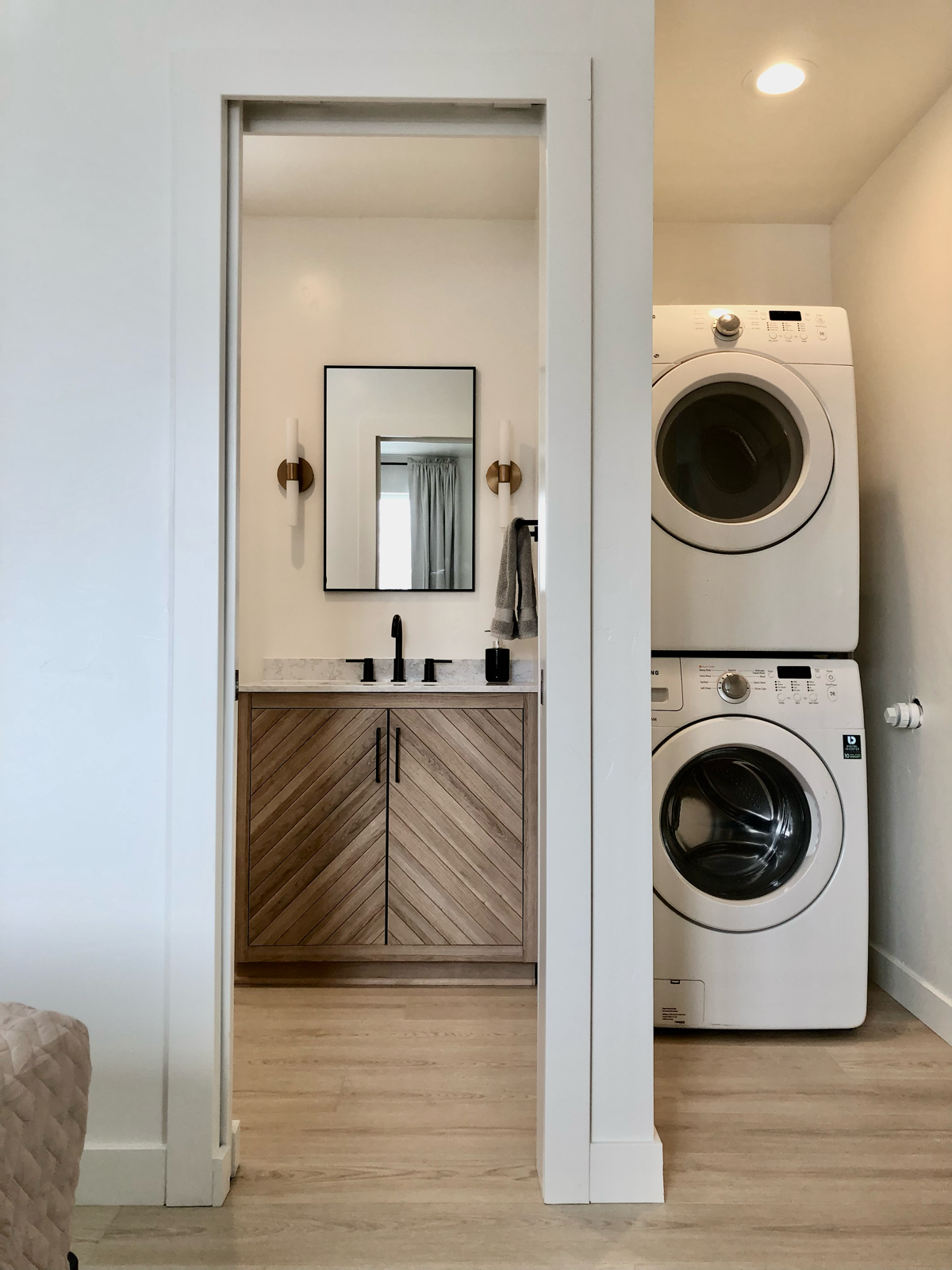 Modern 1bed/1bath Near Downtown w/yard, W/D, Full kitchen - Photo 5