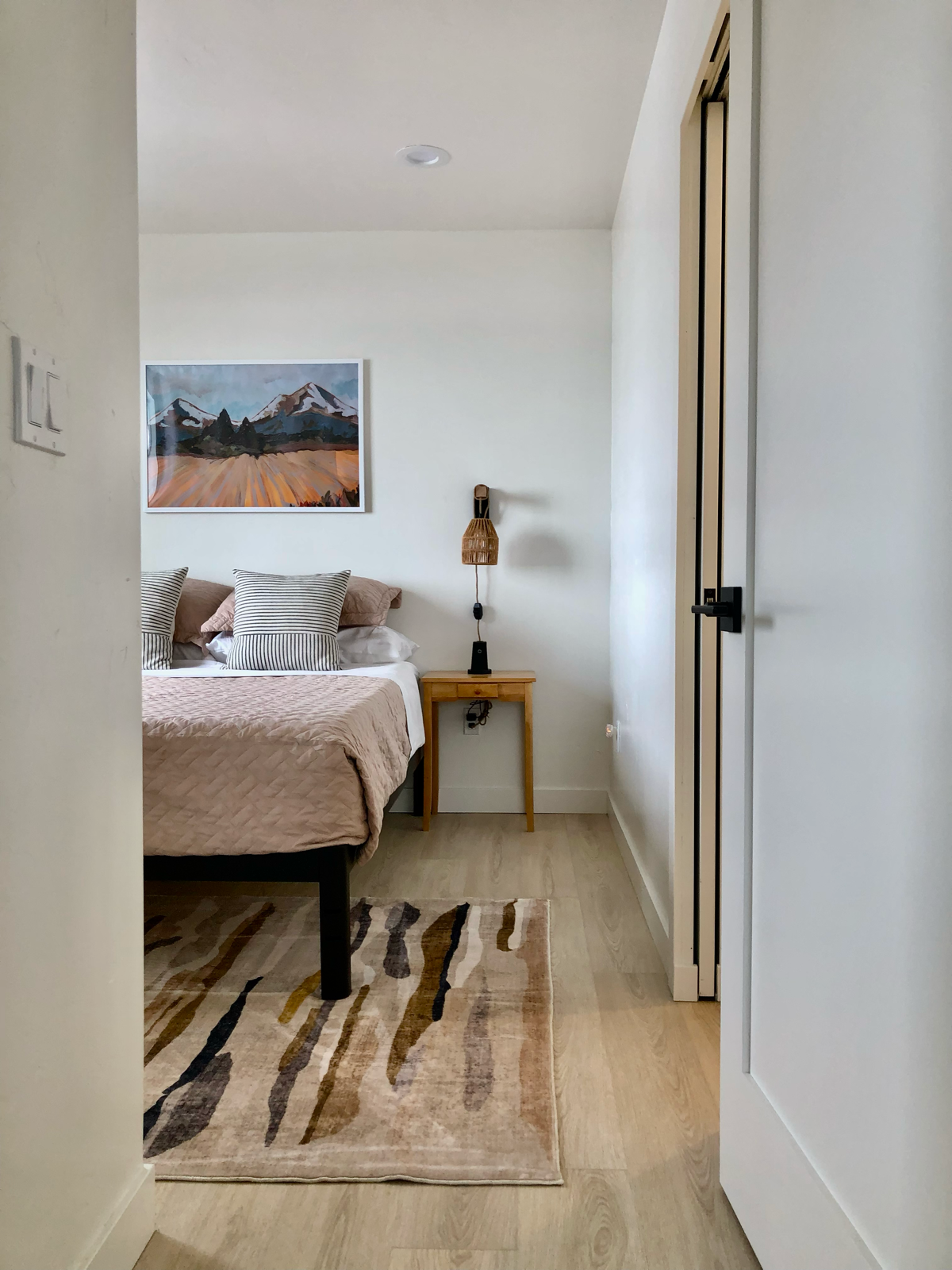 Modern 1bed/1bath Near Downtown w/yard, W/D, Full kitchen - Photo 3