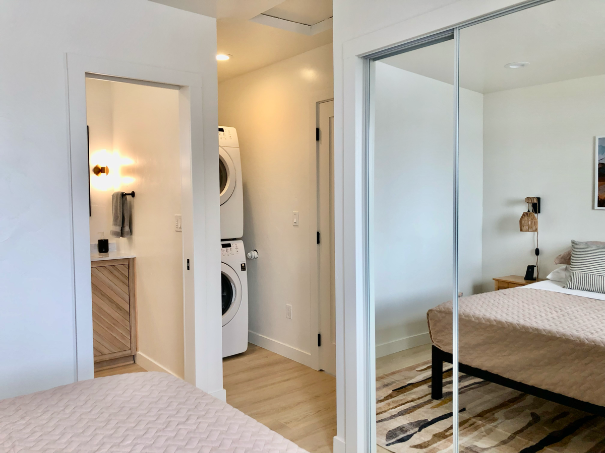 Modern 1bed/1bath Near Downtown w/yard, W/D, Full kitchen - Photo 4