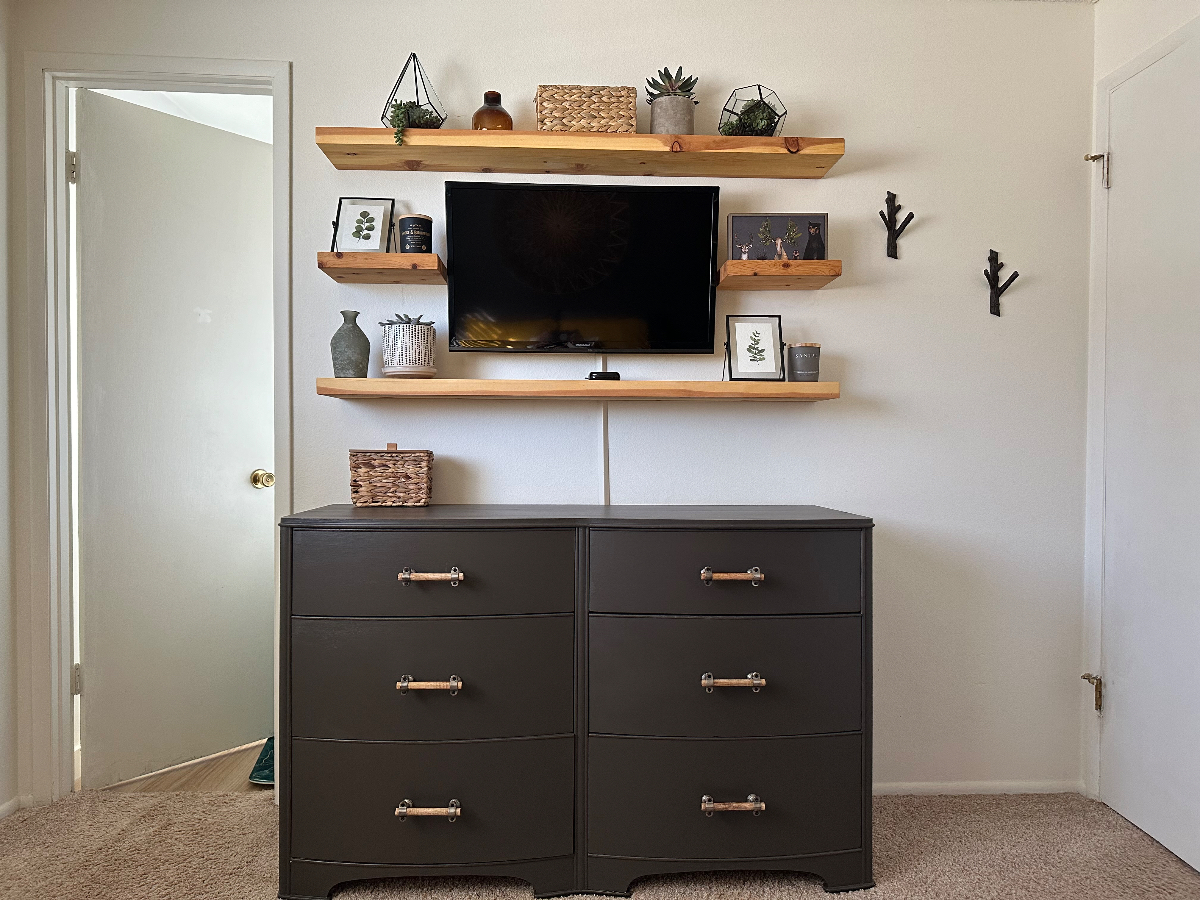 Peaceful Master Bedroom with Bathroom Near Hospital and Downtown - Photo 5