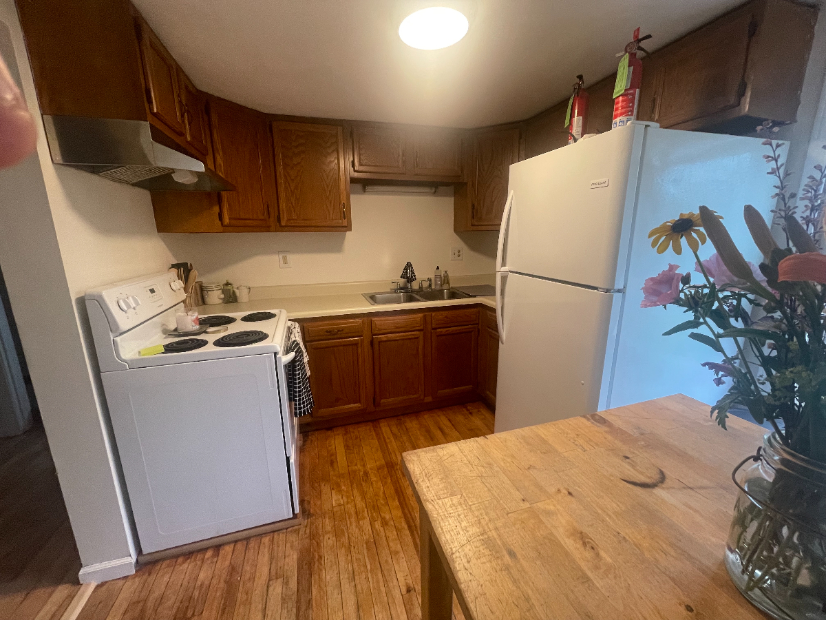 Entire 1 Bedroom Apt Burlington (Not shared) - Photo 3