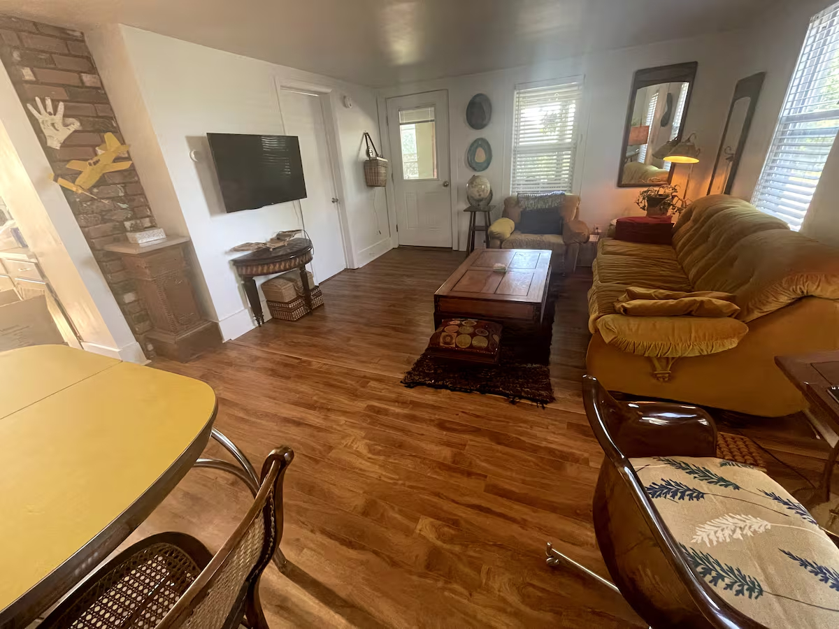 Entire 1 Bedroom Apt Burlington (Not shared) - Photo 2