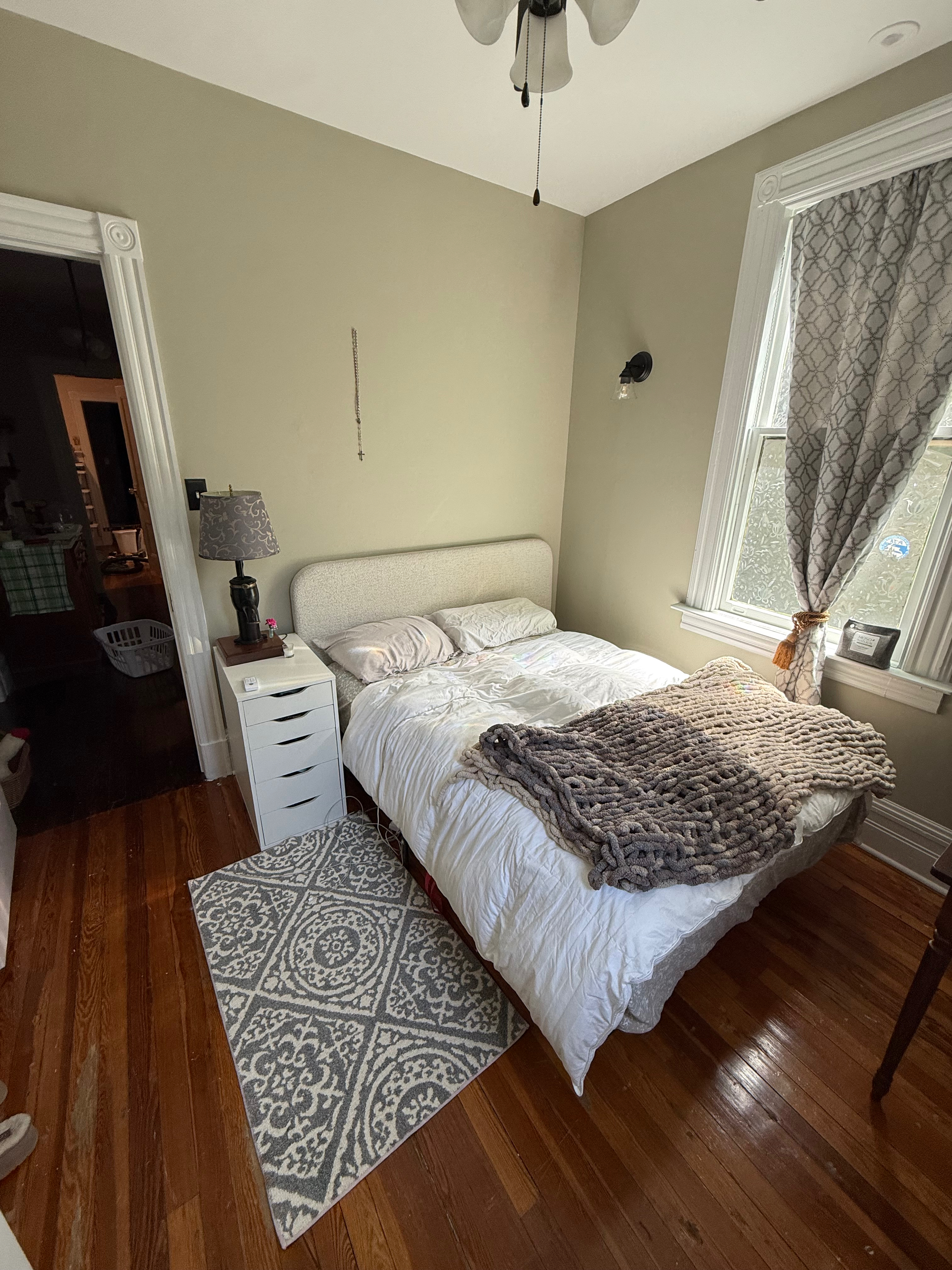 Comfortable Room in Victorian Home with shared bath - Photo 9