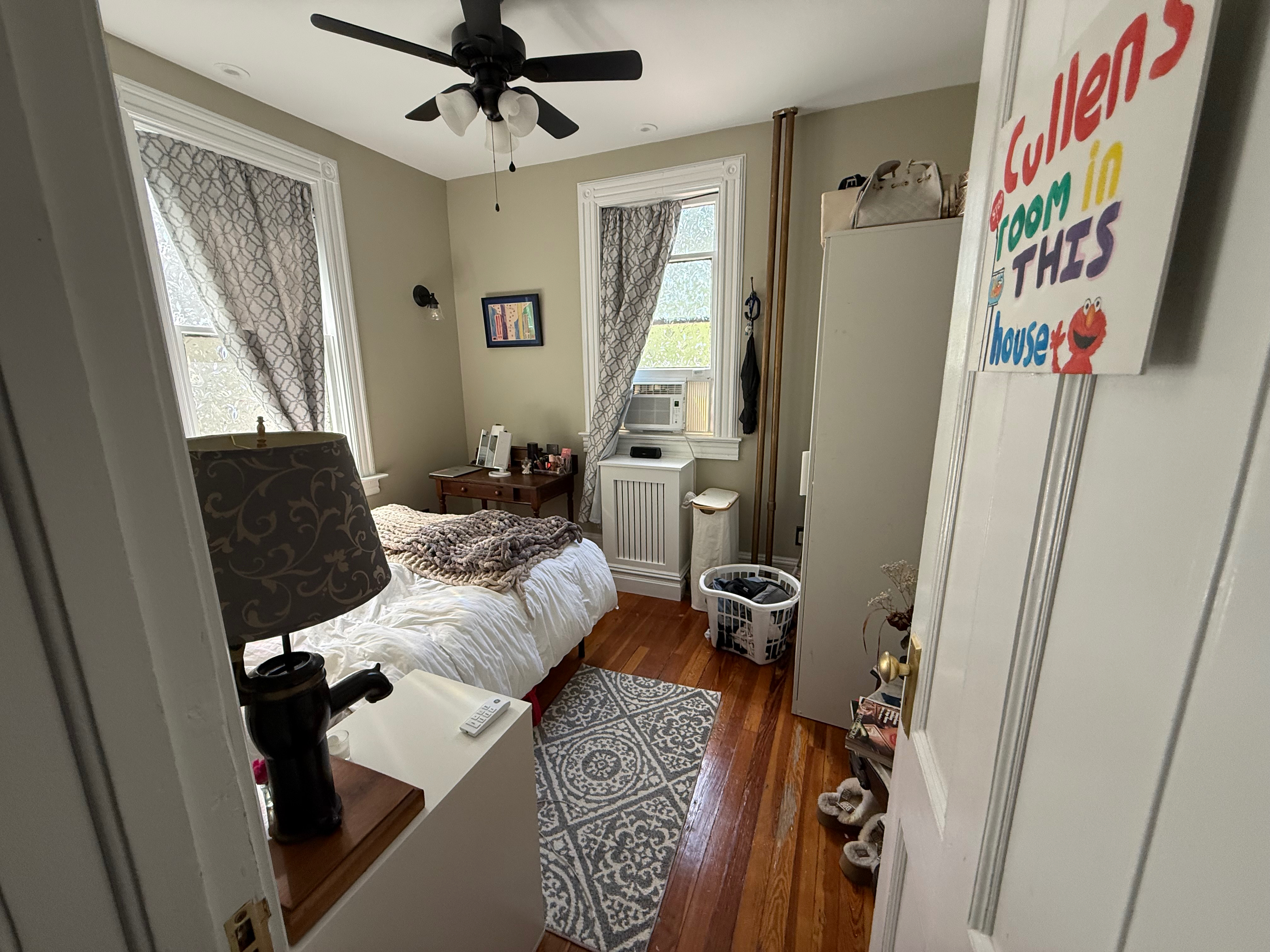 Comfortable Room in Victorian Home with shared bath - Photo 10