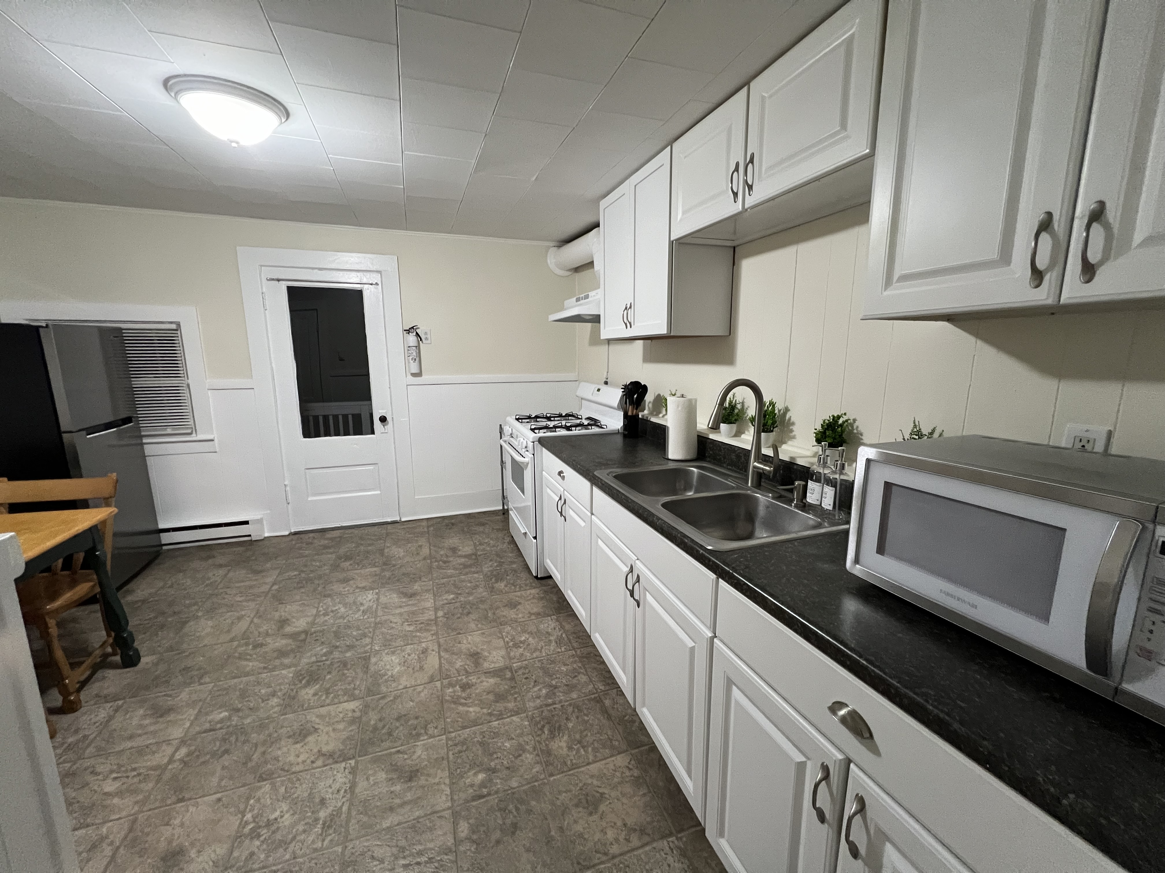 Cozy Cottage Place - Furnished 2 Bedroom Apartment - Glens Falls - Photo 9