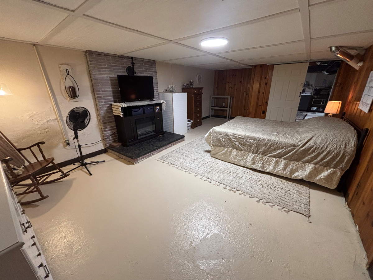 Entire Finished basement unit with private bath & bedroom - Photo 8