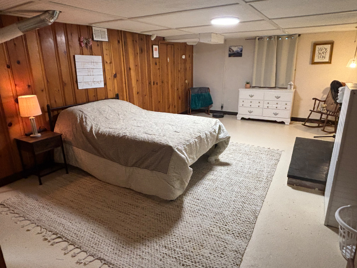 Entire Finished basement unit with private bath & bedroom - Photo 10