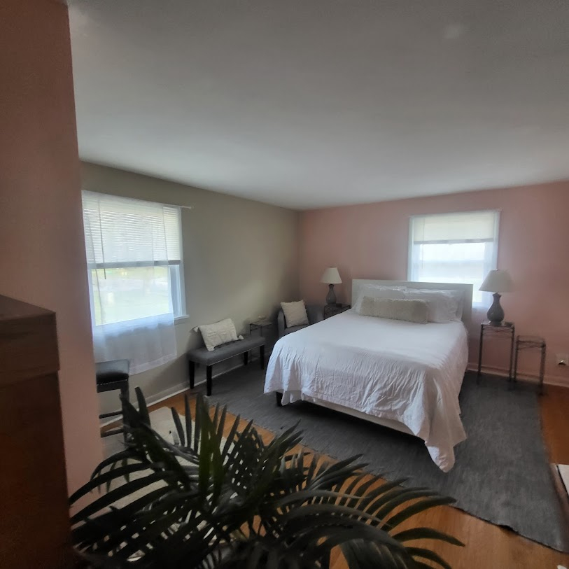 South Suite Private Full Bath
