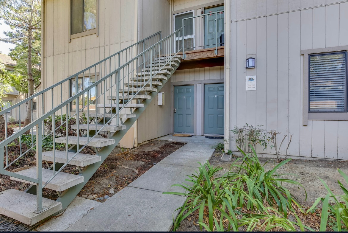Clean, Fully Furnished Condo in Gated Community - Photo 2