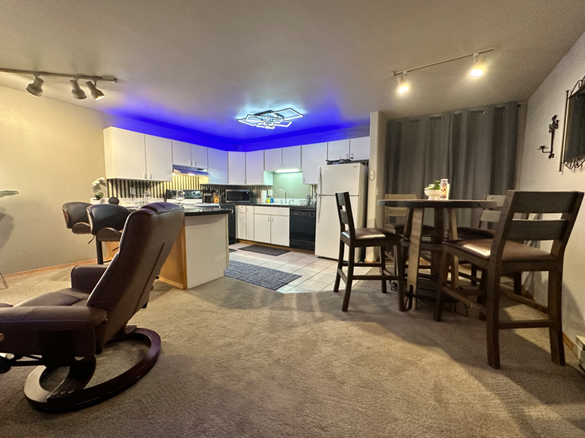 Garden Level Deluxe 2 Bedroom Apartment