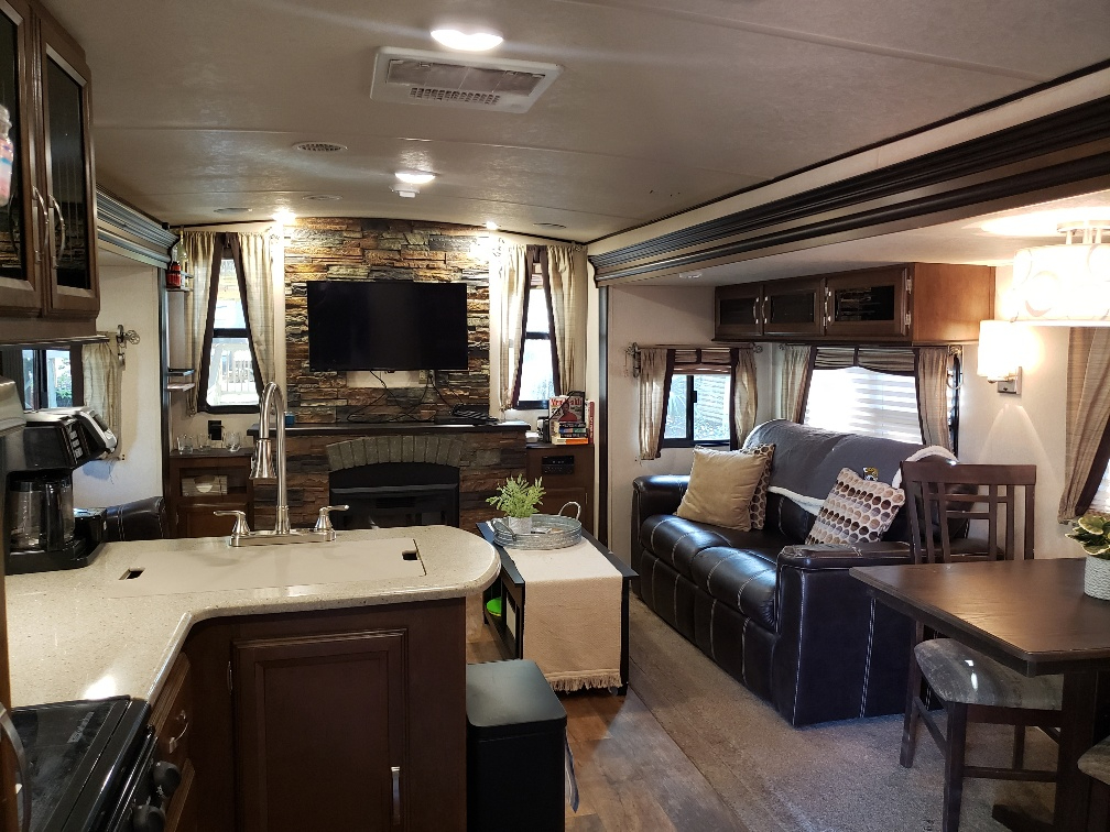 Luxury Fireplace RV with 1 BR