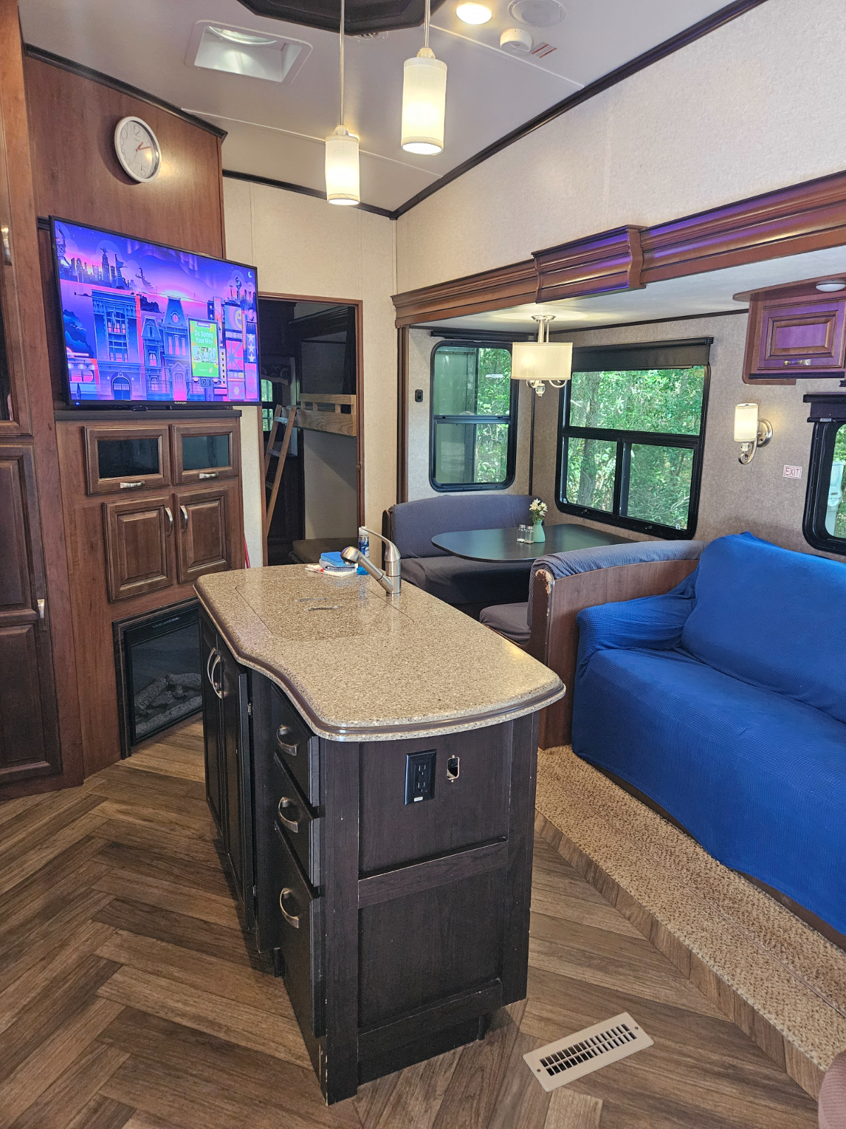 RV with 2 bedrooms-full size frig&shower-PETS OK