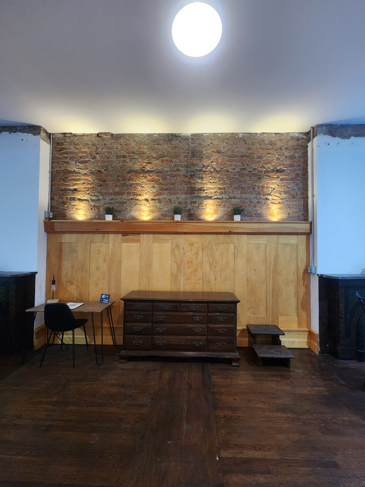 Prime Location - 1 Bedroom - Photo 3