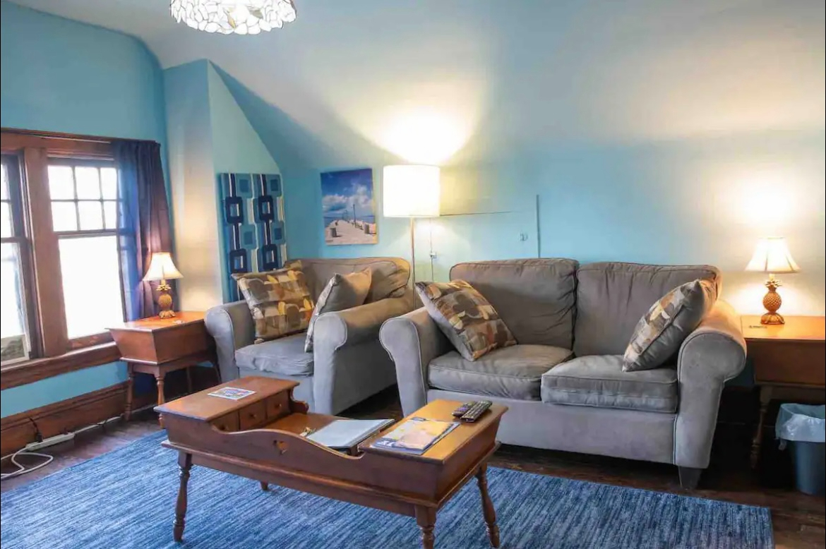 Elmwood Village 2 Bedroom Attic Apartment - Photo 2
