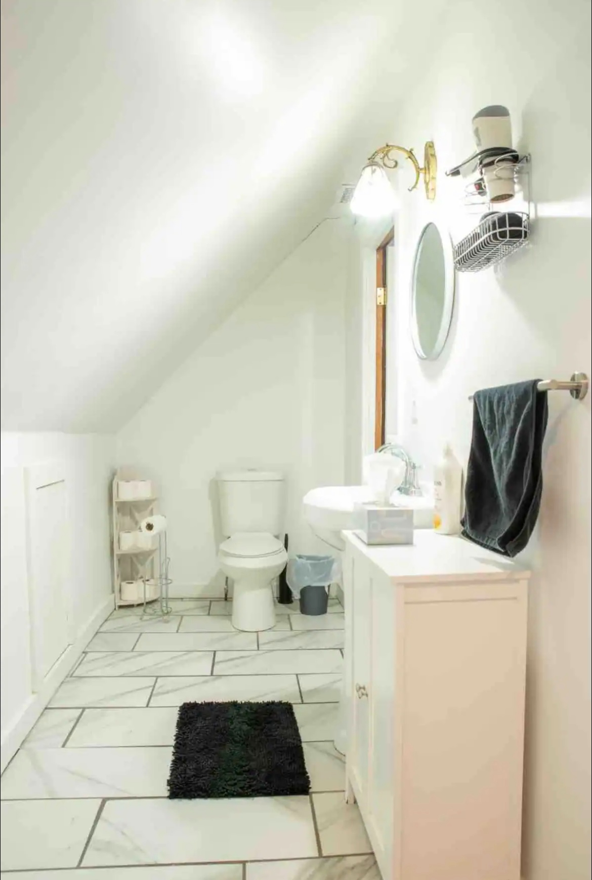 Elmwood Village 2 Bedroom Attic Apartment - Photo 7