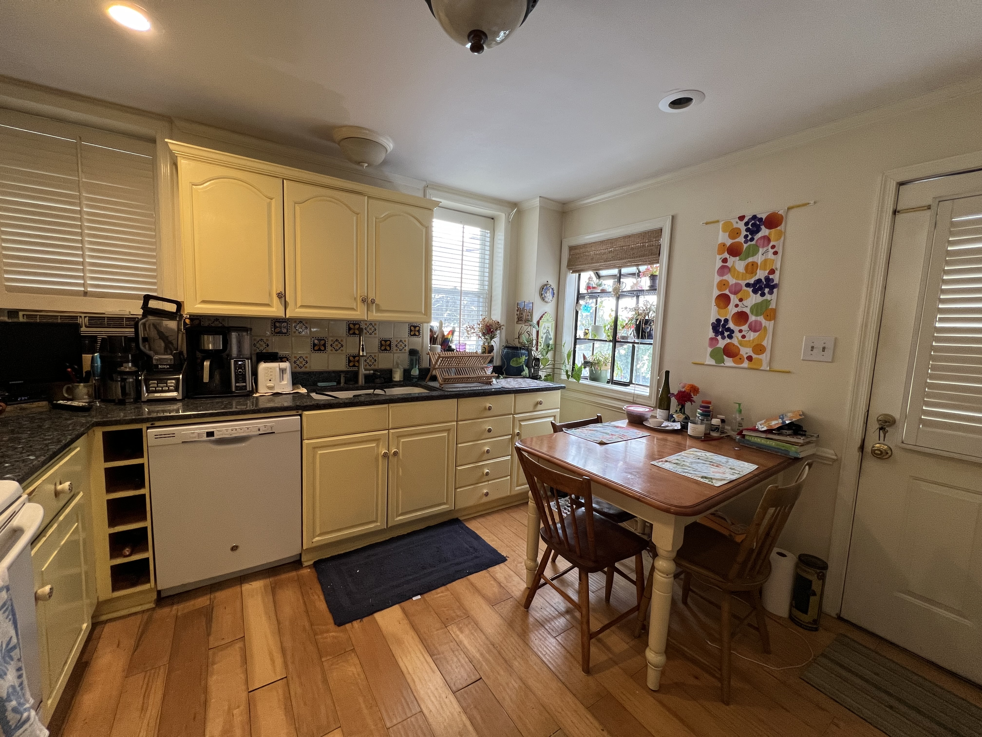 Furnished home 2 bdrms 2.5 baths - Photo 4