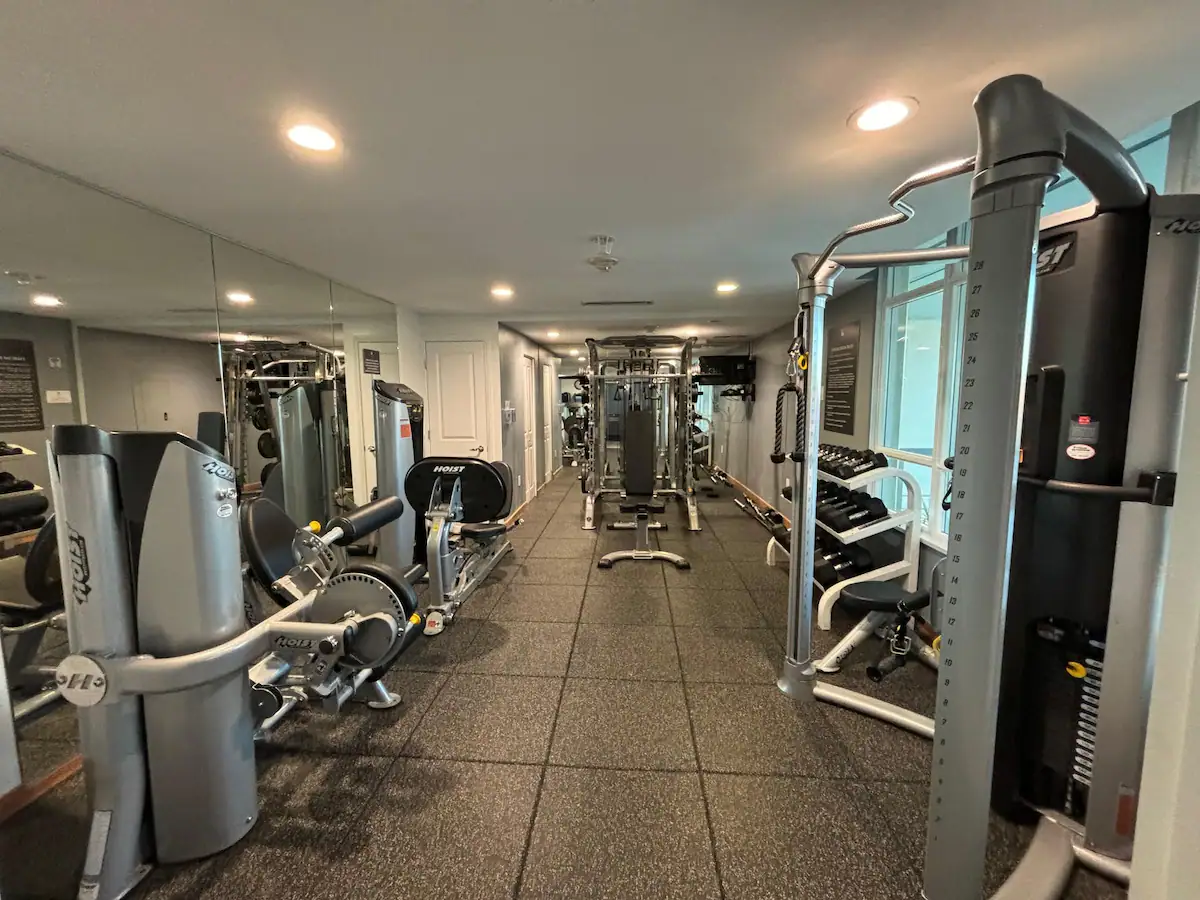 Luxurious Room in a Condo - Immerse Yourself in Comfort and Style with Stunning Views and Amenities - Photo 5