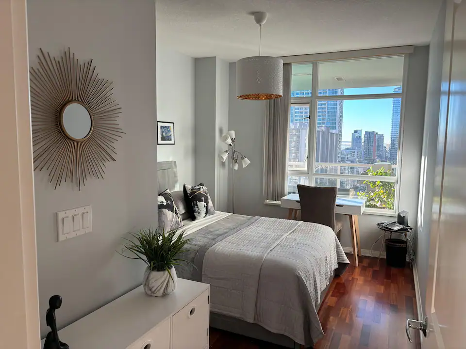Luxurious Room in a Condo - Immerse Yourself in Comfort and Style with Stunning Views and Amenities - Photo 1