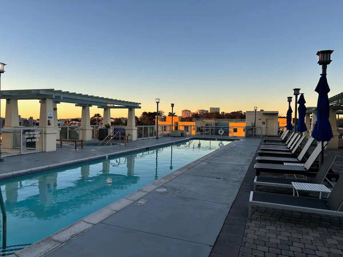 Luxurious Room in a Condo - Immerse Yourself in Comfort and Style with Stunning Views and Amenities - Photo 4