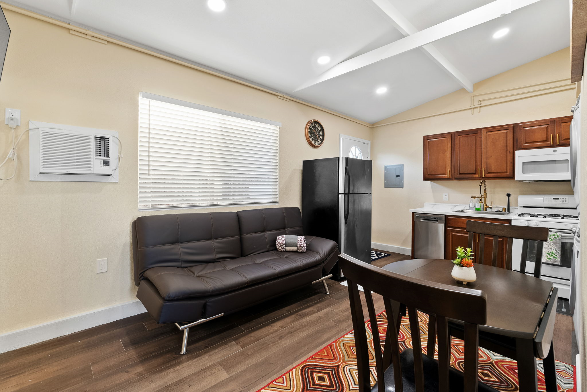 Renovated Luxrurious home in Clairemont - Photo 2
